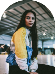 Soraya, membre fondatrice pratiquant le longboard